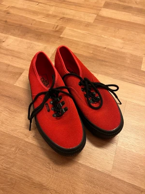 Röda Vans - Röda Vans med svart platform sula, storlek 39. Knappt använda.