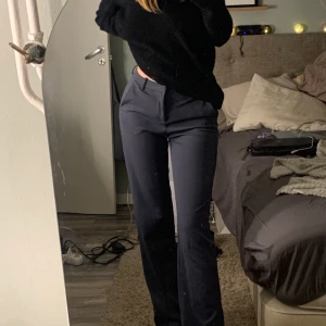 Blåa kostymbyxor från Vero Moda  - Super snygga kostymbyxor från veromoda, i storlek 34 och extra långa i benen. Perfekta på mig som är ca 175/76