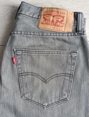 Gråa levis jeans 501 - Storlek 33/36, gråa jeans i bra skick! 501