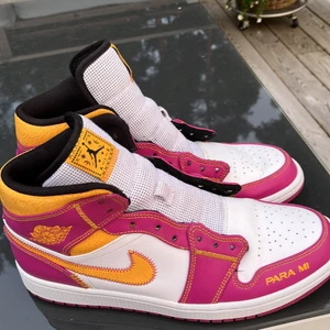 Air Jordan 1s - Air jordan 1s Mid. Har använt dom ett par gånger och är fortfarande i bra skick. Stl 46, nypris 1600kr