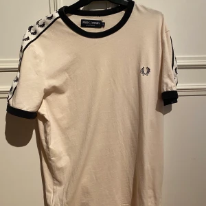 Fred Perry T-Shirt - Säljer nu min oanvända Fred Perry T-Shirt, köpt på Zalando för 499kr Storlek S och passar även dig som är M.  Pris 175kr Kan hämtas eller fraktas
