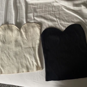 Off shoulder toppar - En vit och svart off shoulder topp. 1 för 80 och 2 för 140. I jättefina skick båda två😊
