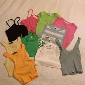 Många zara toppar  - Säljer alla dessa zara toppar alla i nyskick å sparsamt använda:) visar hur 1 av modellerna sitter fråga för fler bilder🙃en för 45kr 2 för 80kr eller 3 för 110kr😊alla är i s, toppen på bilden är halterneck .KONTAKTA OM DU VILL KÖPA TRYCK EJ PÅ KÖP NU