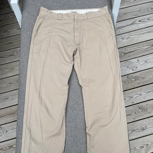 East West chinos - Ljusbruna chinos från märket East West, midja 33. Nypris 800kr