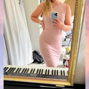 Klänning - Tightare sommarklänning, i ribbat tyg. Är väldigt stretchig och har en rimlig längd för mig som är 174 cm. Inköpt i Australien, typ HM/Bikbok. Strl: M, men S-L funkar.  OBS! Cirkapris på frakten, kostnad kan tillkomma. 