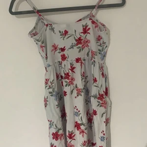 Blommig klänning, storlek xs - Bra skick, säljs pga att den är för liten 