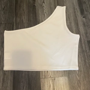 Vitt topp - Säljer denna vita topp som är lite för stor för mig och inte i min still! Den är i str S men är större i storlek. Är köpt från shein för ca 30kr säljer för 10kr. Är inte så gammal kanske 7 månader. 