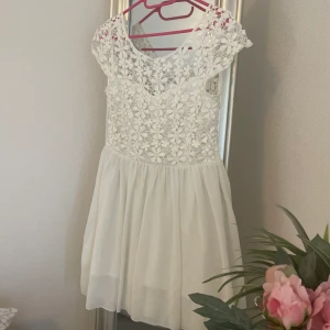 Drömmig sommarklänning! 🌺 - Storlek M.  Får tyvärr sälja då den är för stor för mig! Passar om man är 36/38. Har fler bilder. 