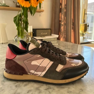 Valentino Rockrunner - Storlek 44 Valentino Rockrunner med en trevlig rosa/röd siluett. Har använts ett par gånger men är generellt i gott skick. Vissa små skavanker, vilket gör att priset kan diskuteras! Box och skopåse medföljer! Passar även 45