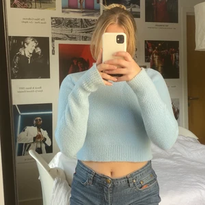 Kort tjocktröja  - En ljusblå kroppad tjocktröja i ett otroligt mjukt material. Elastisk med snygg passform