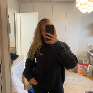 Champion sweatshirt  - Knappt använd, mörkblå 💙