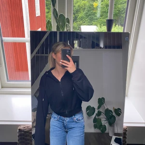 Zip hoodie - Svart ziphoodie från Nelly. Använd ett fåtal gånger så bra skick. Köptes för 449kr🤍 säljer en likadan vit så en för 120 eller båda för 220