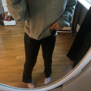 Bootcut skinnbyxor - Jättesköna bootcut skinnbyxor som sitter perfekt på mig. Storlek: 38🫶🏼 inga defekter eller fläckar! OBS! Köparen står alltid för frakten❤️‍🔥❤️‍🔥