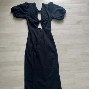 Svart klänning med knyten  - Somrig klänning som har bekvämt material med två superfina detaljer i fram vid bysten🤌🏼