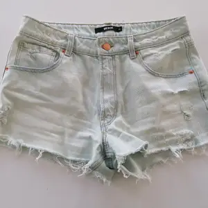 Fina shorts från bikbok! Aldrig använda! Är i storlek 40 men passar även mig som brukar ha 36. Säljes för 60 kr + frakt 💞