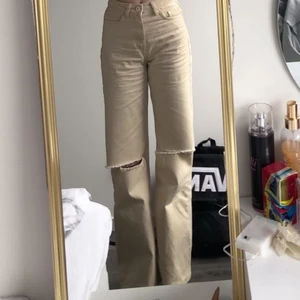 Vida  Beiga Jeans - ett par beiga jeans som är köpta från zalando, men märket Bershka i modellen Wide leg.  Jag är 167 på denna bilden, inte säker på priset men buda gärna! + frakt 59