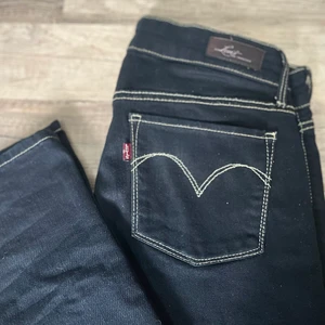 Levi's jeans - Fina svarta Levis jeans som jag säljer vidare efter jag köpte de av någon men de passade inte mig. Det finns inga hål💕 de passar nog personer som är ca 163-169