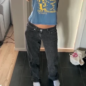 Jeans - Säljer mina low arrow jeans från weekday, knappt använda💕 (LÅNDAD BILD) kolla in min profil för ett par andra low waist från weekday🤗