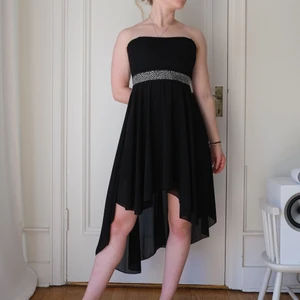 Svart klänning, S - Svart klänning från Manhattan i storlek S. Modellen på bilden är 160 cm. Elastisk topp (spets) med inlägg, bh behövs ej. 