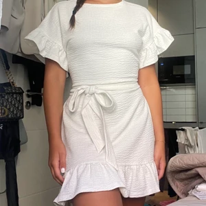 Klänning  - Super söt sommarklänning med knytning som går att göra tightare eller lösare. Stretchmaterial så den är super skön. Endast använd 1 gång