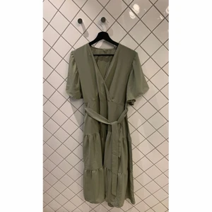 Långklänning  - Grön långklänning. Använts ett par gånger. Nyskick. Storlek M. 65% polyester, 30 % spandex, 5% bomull. 