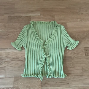 Söt topp - Jättegullig grön topp från shein. Använd väldigt få gånger så bra skick. Storlek M men skulle säga S egentligen.