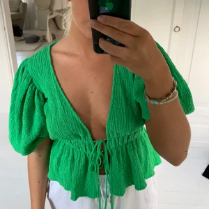 Grön topp - Superfin topp från Zara, använd 1 gång💕