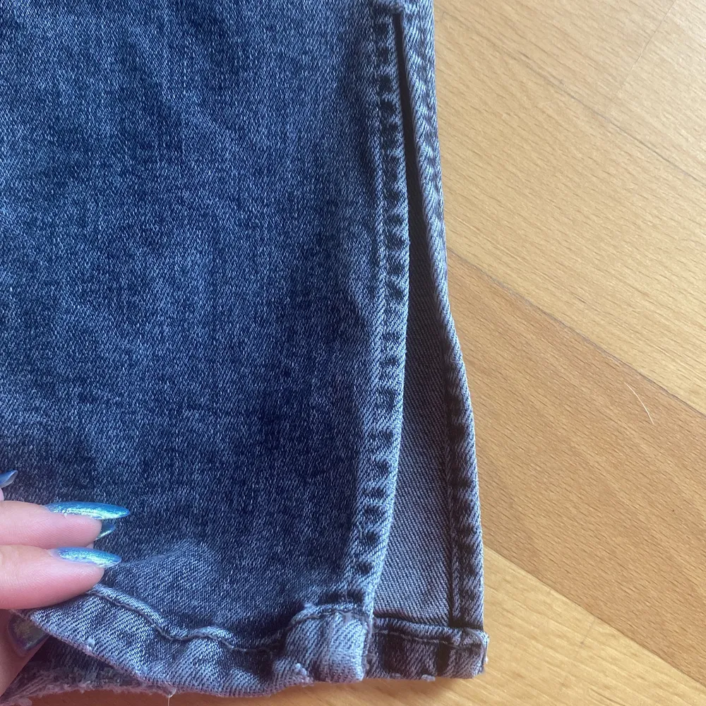 Nu säljer jag mina mörkagråa Zara jeans. Jeansen är använda ganska många gånger, men är i ett bra skick. Köparen står för frakten. . Jeans & Byxor.