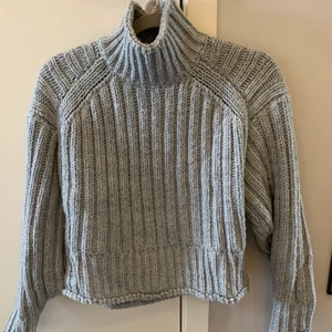 Stickad tröja  - En mysig stickad tröja från hm i storlek xs men är lite oversized så kan passa m också, säljer pga den inte kommer till användning. 