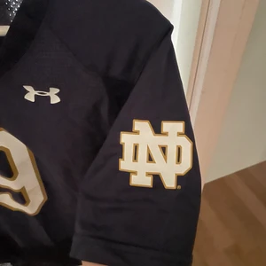 tröja - Säljer min äkta baseball tröja jag köpt väldigt dyrt, den är i jätte bra kvalite och knappt använd! super snygg vintage tröja Storlek S går att vika upp med så det blir som en magtröja!💗 200kr sen plus frakt 50kr