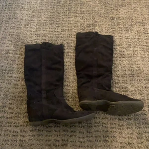 Skor - Ett par höga skor/stövlar i storlek 39-40, använda nån gång men har ett par som används mer! 