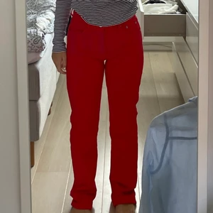 röda jeans - säljer röda mid rise jeans från zara. använda 2 gånger(köparen står för frakten)