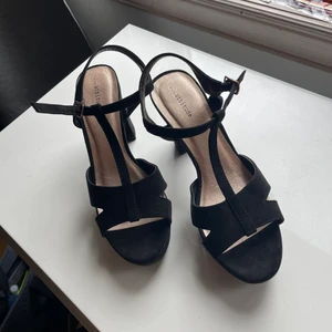 Svarta klackar i mocka - Säljer dessa superfina klackskor från attitude då de inte kommer till användning längre. Perfekt till studenten eller om man bara vill klä upp sig lite.   I nyskick (använda endast ett fåtal gånger). Köpare står för frakten.   Väldigt bekväma. 