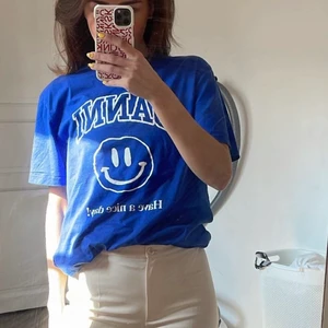 Ganni T-shirt  - T-shirt från ganni i en drömmig blå färg!🫐