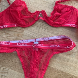 Lounge  - 80 c , trosor storlek s säljer mitt fina set både delar 