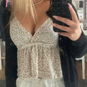 Blommig topp - kontakta för fler bilder eller om du är intresserad 💗