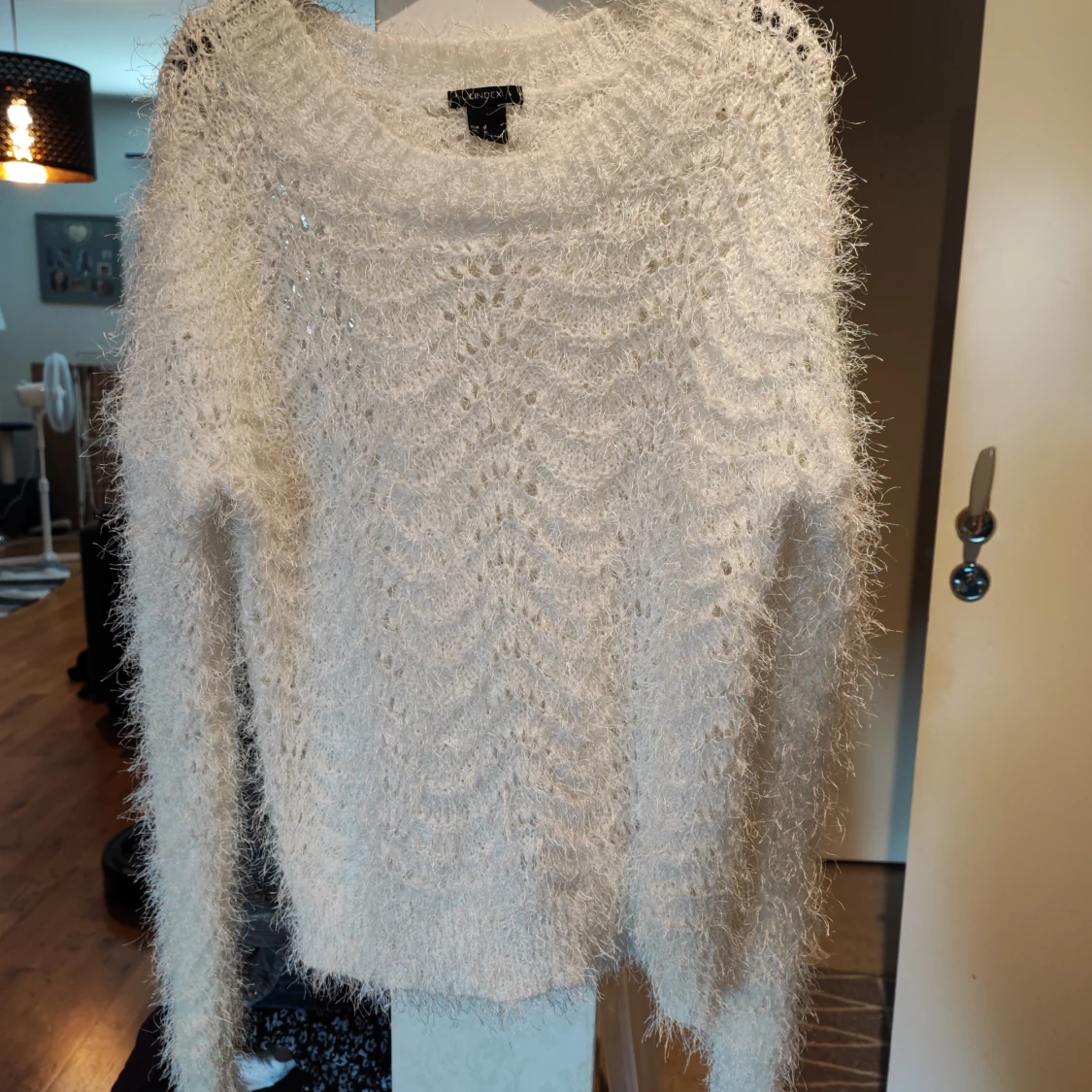 Vit lurvig härlig tröja M 