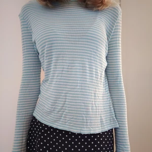 Turkos randig långärmad topp - Säljer denna vit och turkos randiga långärmade tröjan från & other stories. Passar xs-m. Frakt: 39 med köp nu annars 52kr 💫