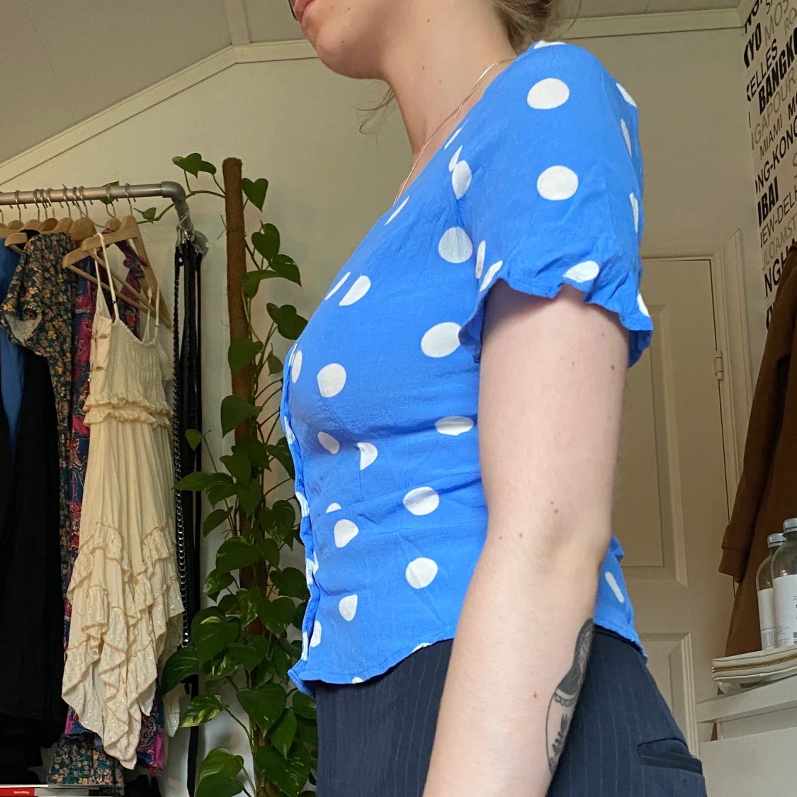 Säg prickig blå topp från Amisu i stl XS - 90