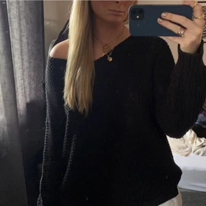 Svart stickad tröja - Superfin svart oversized stickad tröja. Vet tyvärr inte vart den kommer ifrån men är i superfint skick.