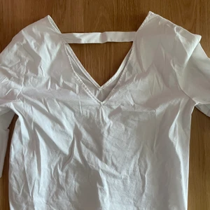 Volang blus ZARA - Superfin vit volang blus från zara i storlek xs. Har ett v - djup i ryggen men fungerar bra att ha BH under ändå utan att det syns! 