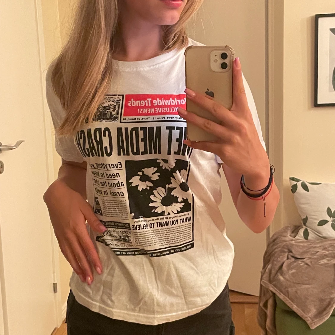 T shirt med ”tidningstryck” på