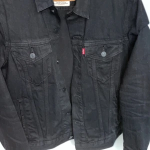 Levis jacka - Levis jeansjacka i nyskick. Använd 2 gånger. Köpt för 1099kr