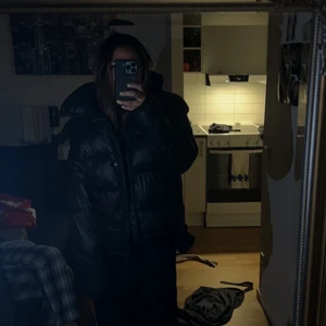 Jacka - Denna sjukt snygga slutsålda trendiga jacka från bikbok i storlek S. Inga defekter och är i väldigt bra skick! Hör av er vid fler bilder eller frågor💗