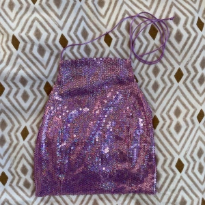 Stradivarius topp - Världens snyggaste paljett-topp med snörning i ryggen från Stradivarius. Säljs inte längre och endast använd en gång. Storlek M men passar även Xs/S tack vare snörningen. Perfekt till fest!