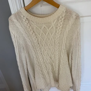 Stickad tröja från Abercrombie & Fitch - Säljer min vita stickade tröja från Abercrombie & Fitch i storlek M då jag inte använder den längre. Fortfarande i bra skick😊 300kr + frakt!