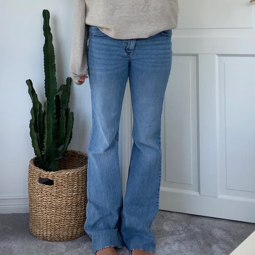 Jag har klippt av dom då de var väldigt långa när jag köpte de men jag är ca 170 och de är perfekta på mig. De är nästan oanvända 💗 köparen står för frakt! . Jeans & Byxor.