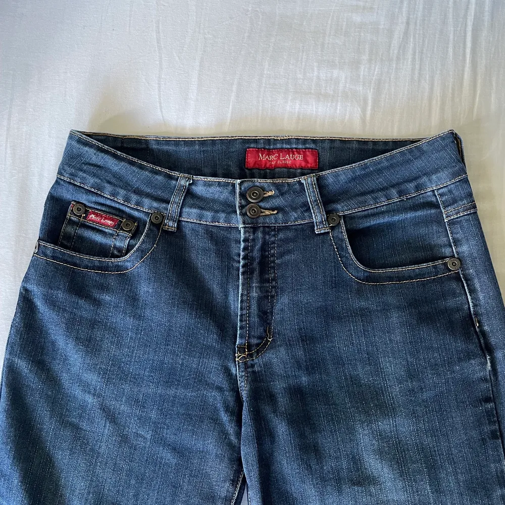 Jättefina jeans som e lågmidjade och raka i modellen. Lite korta på mig som e 170💕. Jeans & Byxor.
