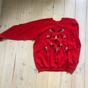 Röd crewneck  - Röd crewneck med ett motiv av pandor som dansar balett. Bra skick. Märkt storlek L men passar mer som en s/m. Bra passform 