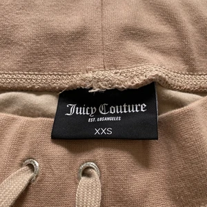 Juicy couture - Jag säljer mina juicy byxor, som nya. Bara använt få gånger, jag säljer den på grund utav dem är väldigt långa för mig. Obs, dem är i färgen beige! 800kr inklusive frakt